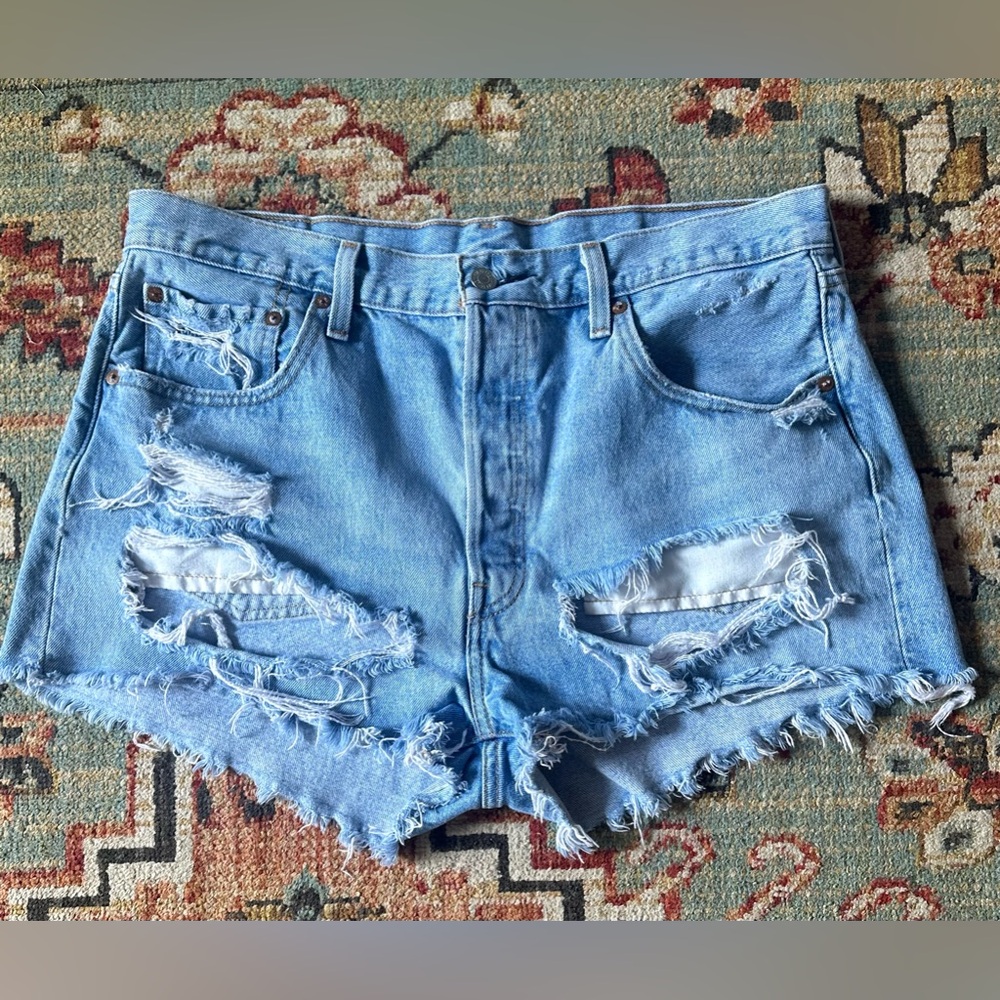 Women’s LEVI 501 Destroyed Denim Shorts Sz 33